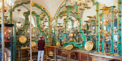Ein Besucher schaut sich im Juwelenzimmer des Historischen Grünen Gewölbes im Residenzschloss in Dresden um. (Archivbild)