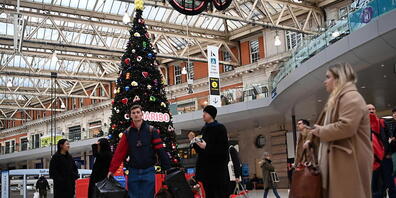 Kaum Züge: Reisende in der Bahnstation Waterloo in London an Heiligabend.
