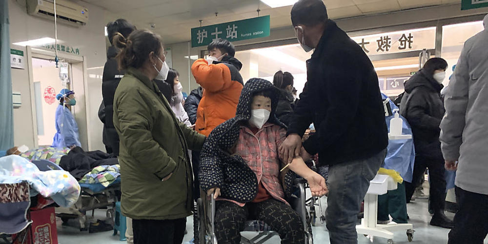 Chinesische Spitäler sehen sich mit einem starken Anstieg von Corona-Patienten konfrontiert. Im Bild eine Klinik zu Weihnachten in Bahou im Norden Chinas.