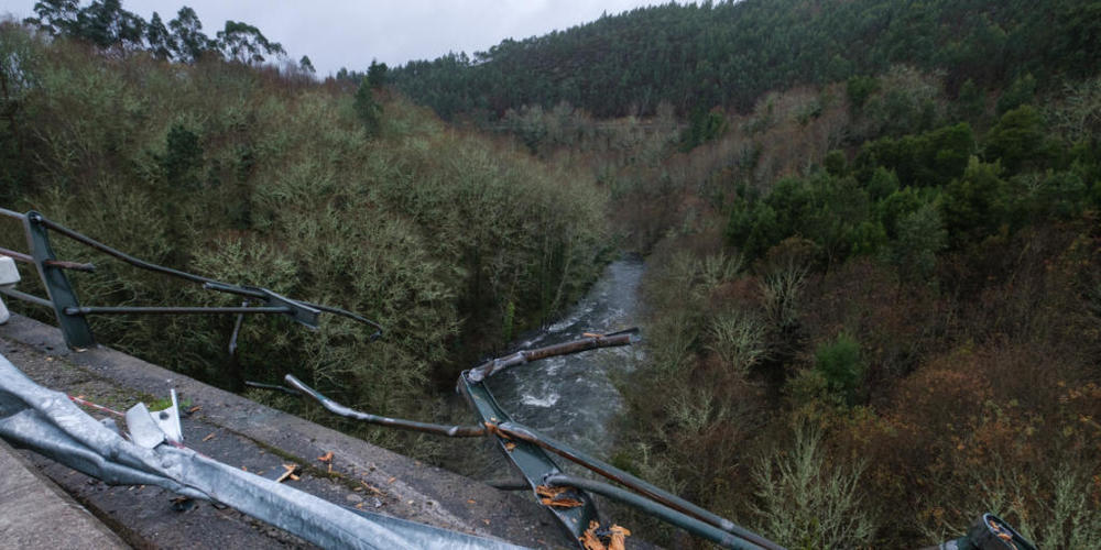 Ein Gitter auf einer Brücke ist zerstört, nachdem ein Bus an dieser Stelle abgestürzt war. Bei einem Busunfall kamen in Galicien im Nordwesten des Landes mindestens sechs Menschen ums Leben. Foto: César Arxina/EUROPA PRESS/dpa