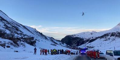 Bei einem Lawinenabgang in Österreich sind am Sonntagnachmittag etwa zehn Wintersportler verschüttet worden. Am Abend waren fast 200 Menschen im Einsatz, um nach den Verschütteten zu suchen.
