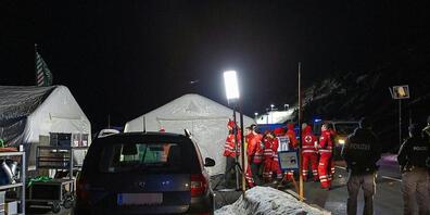 dpatopbilder - Lawinensuchhunde und Hubschrauber sind nach dem Lawinenunglück in Österreich im Einsatz. Foto: Expa/Peter Rinderer/APA/dpa