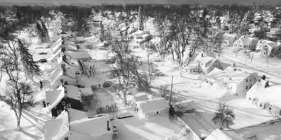 Schnee bedeckt eine Nachbarschaft im US-Bundesstaat New York. Foto: John Waller/AP/dpa - ACHTUNG: Nur zur redaktionellen Verwendung und nur mit vollständiger Nennung des vorstehenden Credits. Keine Verwendung nach dem 8.1.