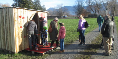 Das aus Brettern gezimmerte Häuschen am Adventsweg lässt neugierig werden, und gross ist die Überraschung, wenn im Innern...