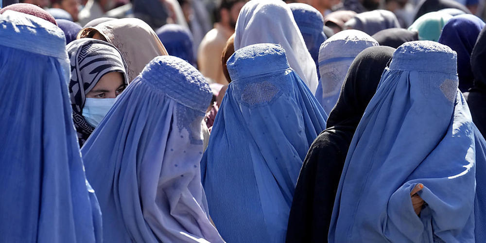 ARCHIV - Frauen warten in Kabul auf Lebensmittelrationen von einer Hilfsorganisation aus Saudi-Arabien. Foto: Ebrahim Noroozi/AP/dpa