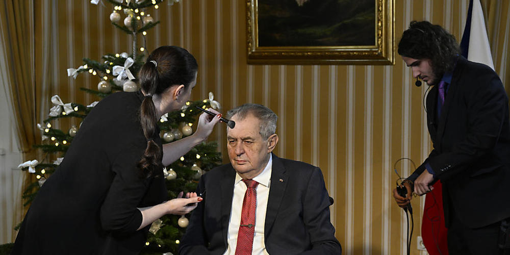 Milo Zeman, Präsident von Tschechien, bereitet sich auf eine Weihnachtsansprache vor, die von den Fernsehsendern am 26. Dezember 2022 übertragen wird. Foto: Krumphanzl Michal/CTK/dpa