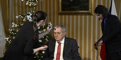Milo Zeman, Präsident von Tschechien, bereitet sich auf eine Weihnachtsansprache vor, die von den Fernsehsendern am 26. Dezember 2022 übertragen wird. Foto: Krumphanzl Michal/CTK/dpa