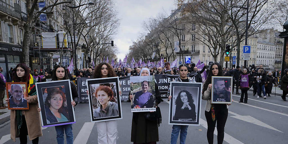 Sechs Frauen, die die Bilder von sechs getöteten Kurden in der Hand halten, laufen durch das Zentrum von Paris. Drei Getötete starben am vergangenen Freitag, die anderen drei vor rund 10 Jahren in Paris. Foto: Remon Haazen/ZUMA Press Wire/dpa