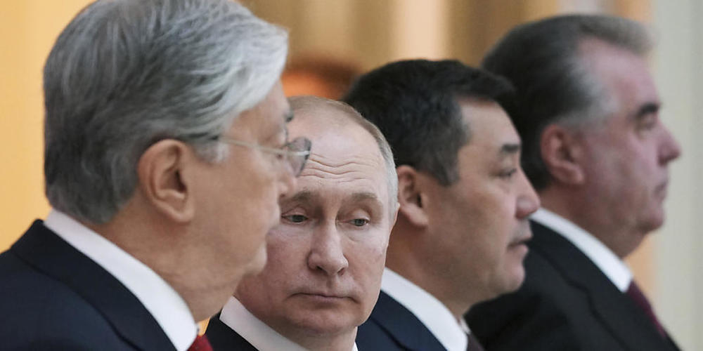 Wladimir Putin (2.v.l), Präsident von Russland, bei einem informellen Treffen der Staatsoberhäupter der ehemaligen sowjetischen Staaten in der Boris Jelzin Präsidentenbibliothek. Foto: Alexey Danichev/Pool Sputnik Kremlin via AP/dpa