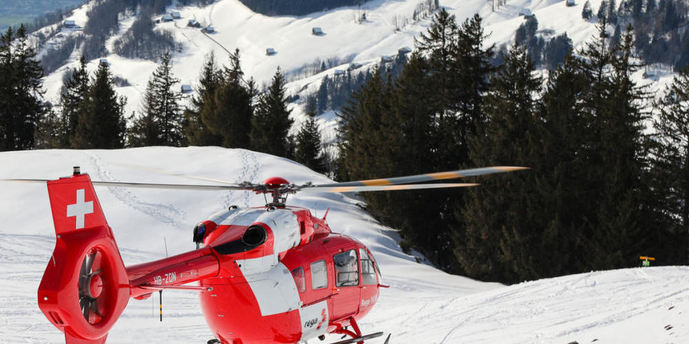 Ein Rega-Heli bei einem Einsatz auf der Skipiste. (Archivbild)