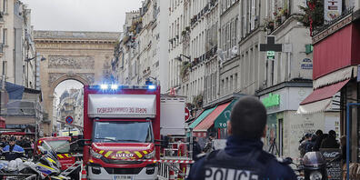 Die französische Polizei sichert die Straße, nachdem in der Rue d'Enghien im 10. Arrondissement mehrere Schüsse abgefeuert wurden. Bei Schüssen in Paris sind zwei Menschen getötet und vier verletzt worden. Foto: Lewis Joly/AP/dpa