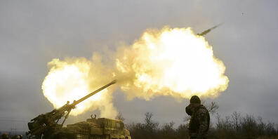 Ukrainische Soldaten feuern eine französische Panzerhaubitze vom Typ CAESAR auf russische Stellungen. Foto: Libkos/AP/dpa