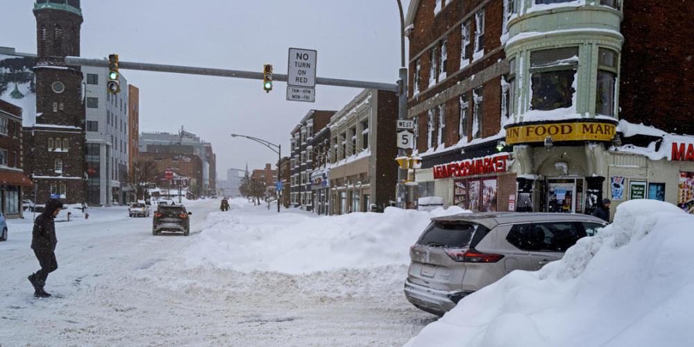 47 Tote in den USA, davon allein 25 im US-Bundesstaat New York - der "Schneesturm des Jahrhunderts" hat die USA am Weihnachtswochenende schwer getroffen. US-Präsident Joe Biden sagte New Yorks Gouverneurin Kathy Hochul am Montag Bundeshilfen zu. I...