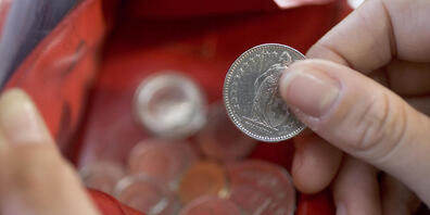 Immer mehr Menschen müssen jeden Franken umdrehen, weil sonst das Geld nicht mehr reicht, um ihre Rechnungen zu bezahlen - besonders die immer weiter steigenden Krankenkassenprämien. (Symbolbild)