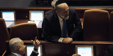 Aryeh Deri (hinten) spricht mit Benjamin Netanjahu (l), ehemaliger und designierter Ministerpräsident von Israel. Foto: Maya Alleruzzo/AP/dpa
