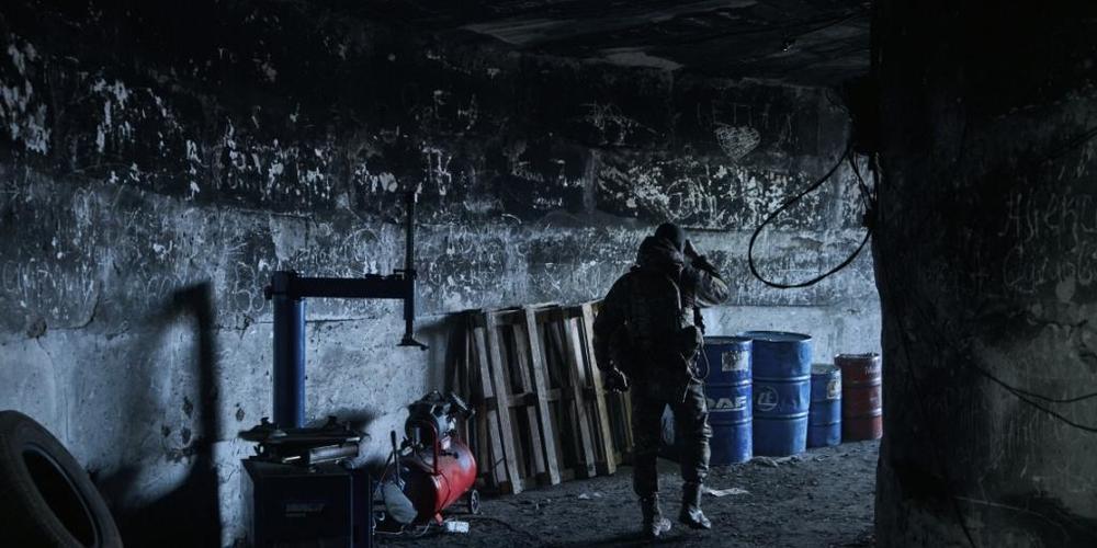 Ein ukrainischer Soldat in einer unterirdischen Kommandozentrale in Bachmut. Foto: Libkos/AP/dpa