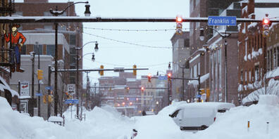 dpatopbilder - HANDOUT - Die Zahl der Todesopfer in der vom Wintersturm «Elliot» hart getroffenen US-Stadt Buffalo ist auf 25 gestiegen. Foto: Uncredited/Twitter page of New York Gov. Kathy Hochul via AP/dpa - ACHTUNG: Nur zur redaktionellen Verwe...