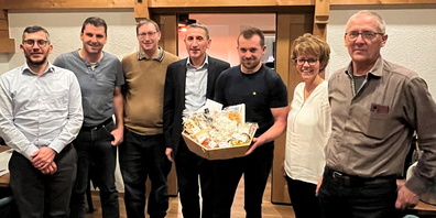 Gemeinderat Ruedi Bösch (3.v.r.) bei seiner Verabschiedung im Kreis des Gemeinderates.