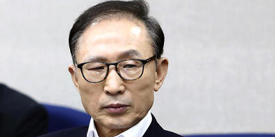 ARCHIV - Mehr als zwei Jahre nach seiner Verurteilung zu 17 Jahren Haft wegen Korruption erhält der frühere südkoreanische Präsident Lee Myung Bak eine Sonderbegnadigung. Foto: Chung Sung-Jun/Pool Getty Images/AP/dpa