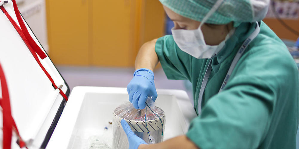 Eine Box mit einem Spenderherz wird aus der Kühltruhe genommen. Das Bundesamt für Gesundheit und Swisstransplant haben eine neue Kampagne zur Organspende lanciert. (Archivbild)