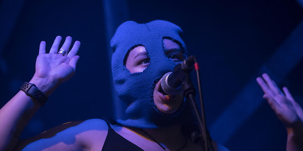 Ein Pussy Riot Mitglied während des Konzertes vom vergangenen August in der Mühle Hunziken. Am Dienstag performen die russischen Aktivistinnen in der St. Galler Grabenhalle. (Archivbild)