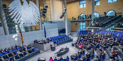 ARCHIV - Bundeskanzler Olaf Scholz (M, SPD) gibt bei der Sitzung des Bundestags eine Regierungserklärung zum EU-Rat und zum EU-/Asean-Gipfel ab. Foto: Michael Kappeler/dpa