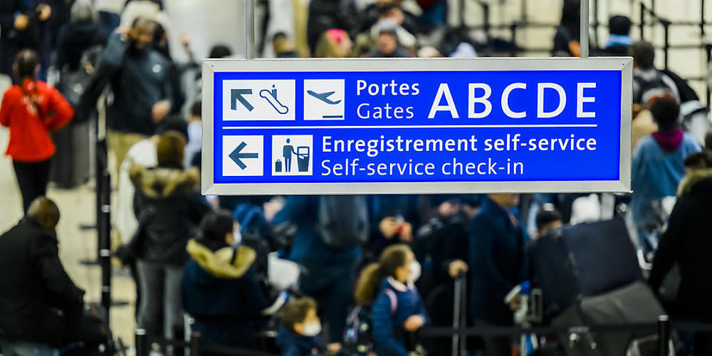 Touristen haben am Genfer Flughafen irrtümlicherweise zwei unter Alarm stehende Türen geöffnet, worauf umfangreiche Sicherheitskontrollen zu Verspätungen im Flugverkehr führten. (Archivbild)