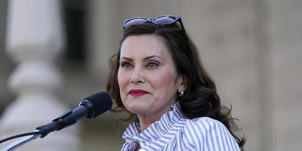 ARCHIV - Gouverneurin Gretchen Whitmer spricht auf einer Kundgebung nach der Entscheidung des Obersten Gerichtshofs der Vereinigten Staaten, Roe v. Wade zu kippen, vor dem Kapitol in Lansing, Michigan, zu Demonstranten, die für Abtreibungsrechte e...