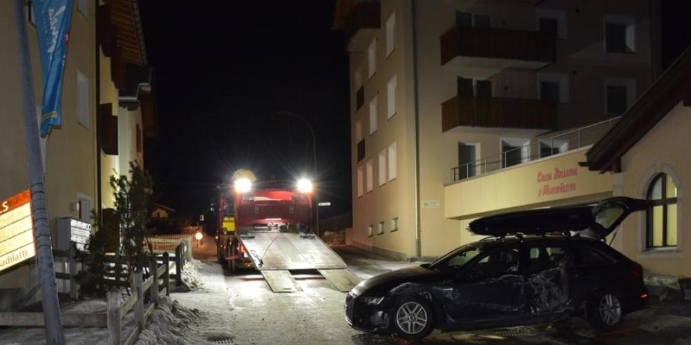 Der 16-Jährige am Steuer verlor auf der Schneebedeckten Strasse in Zuoz GR die Herrschaft über das Auto und krachte in eine Strassenlampe.