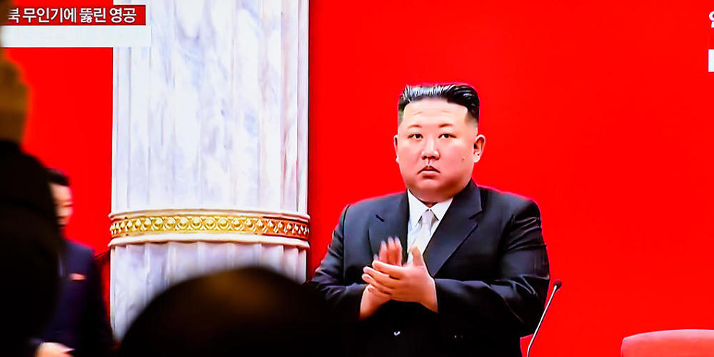 Ein Fernsehbildschirm zeigt eine Nachrichtensendung mit einer Archiv-Aufnahme von Nordkoreas Machthaber Kim Jong-un. Foto: Kim Jae-Hwan/SOPA Images via ZUMA Press Wire/dpa