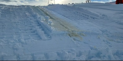 Das Beweisfoto des Zwischenfalls: Für die St. Galler Kantonspolizei zeigt es aber auch klar, dass der Diesel nicht durch die Schneeschicht gesickert ist. 