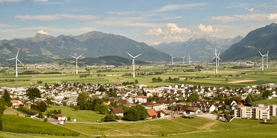 So sehen die Gegner von Windkraftanlagen das Linthgebiet von Tuggen aus Richtung Kanton Glarus, sollten dereinst Grossanlagen zur Windenergienutzung in Betrieb gehen können. 