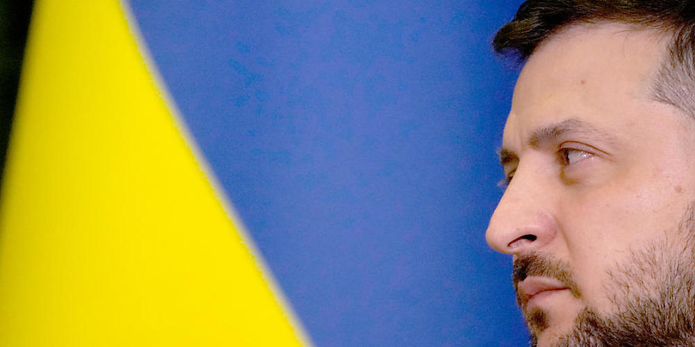 ARCHIV - Wolodymyr Selenskyj, Präsident der Ukraine, blickt bei einer gemeinsamen Pressekonferenz zur EU-Kommissionspräsidentin. Foto: Natacha Pisarenko/AP/dpa