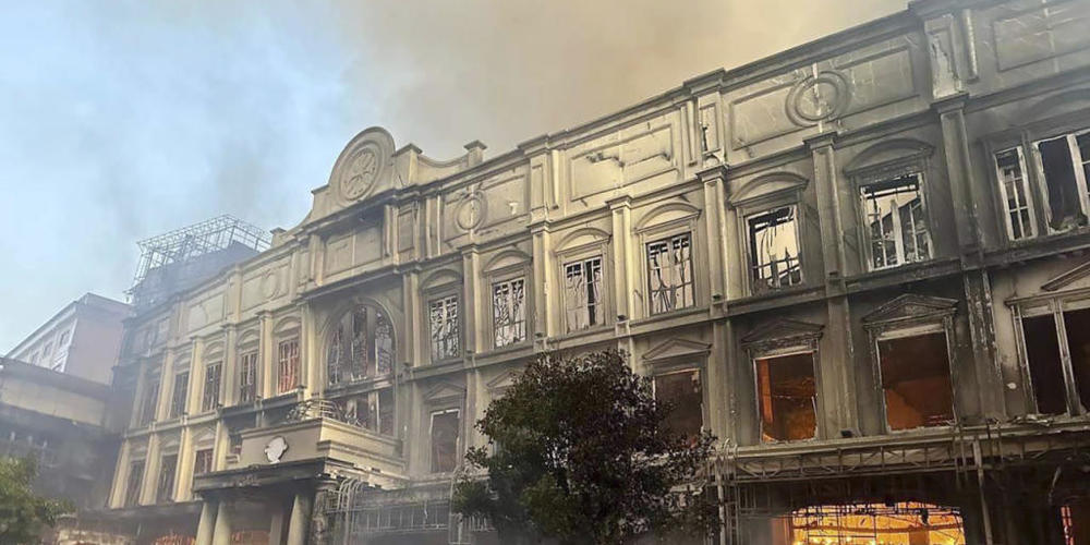 HANDOUT - Dieses von Cambodia's Fresh News zur Verfügung gestellte Foto zeigt ein brennendes Gebäude. Bei einem Brand in einem Kasino-Hotel sind Medienberichten zufolge mehrere Menschen ums Leben gekommen. Foto: Uncredited/Fresh News/AP/dpa - ACHT...