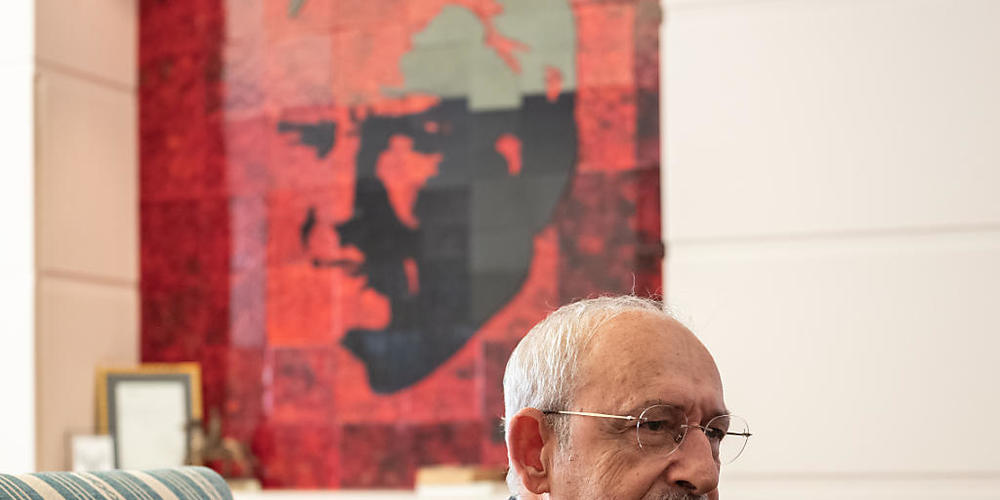PRODUKTION - Kemal Kilicdaroglu, Vorsitzender der Cumhuriyet Halk Partisi (CHP, Republikanische Volkspartei), aufgenommen während eines Interviews mit der Deutschen Presse-Agentur dpa in seinem Büro in der CHP-Parteizentrale. Kilicdaroglu gilt als...