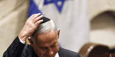 dpatopbilder - Benjamin Netanjahu, designierter Ministerpräsident von Israel, berührt seine Kippa bei einer Sondersitzung des israelischen Parlaments, um die neue Regierung zu bestätigen und zu vereidigen. In Jerusalem hat die Parlamentssitzung zu...