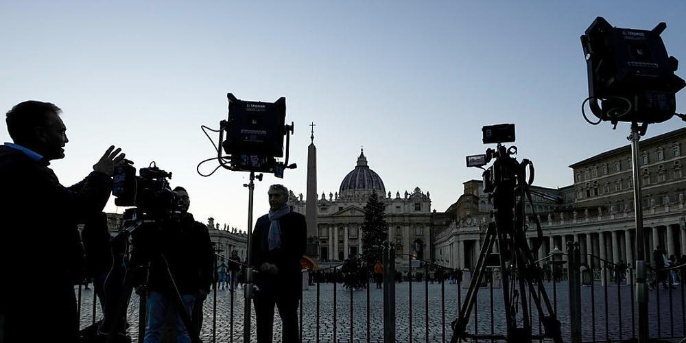 dpatopbilder - Journalisten berichten vor dem Petersplatz. .Der emeritierte Papst Benedikt XVI. ist nach Auskunft seines Nachfolgers Franziskus «sehr krank». Foto: Alessandra Tarantino/AP/dpa