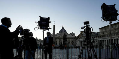 dpatopbilder - Journalisten berichten vor dem Petersplatz. .Der emeritierte Papst Benedikt XVI. ist nach Auskunft seines Nachfolgers Franziskus «sehr krank». Foto: Alessandra Tarantino/AP/dpa