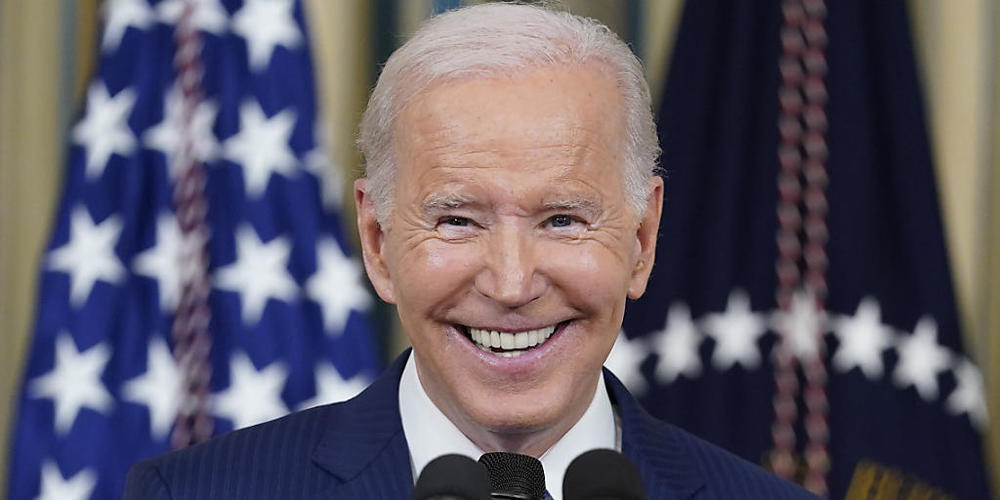 ARCHIV - Joe Biden, Präsident der USA, lacht im State Dining Room des Weißen Hauses in Washington. Foto: Susan Walsh/AP/dpa