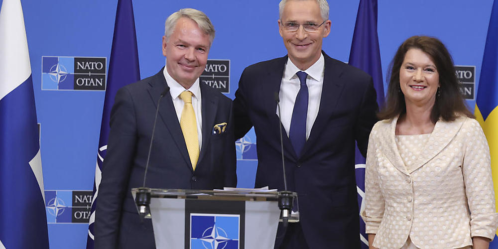 ARCHIV - Pekka Haavisto (l), Außenminister von Finnland, Ann Linde, Außenministerin von Schweden, und Jens Stoltenberg, NATO-Generalsekretär, nehmen an einer Pressekonferenz nach der Unterzeichnung der NATO-Beitrittsprotokolle für Finnland und Sch...