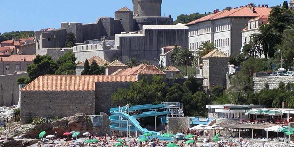 Die kroatische Tourismusindustrie hat hohe Erwartungen an die Euro-Einführung - im Bild der Strand in Dubrovnik. (Archivbild)