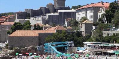Die kroatische Tourismusindustrie hat hohe Erwartungen an die Euro-Einführung - im Bild der Strand in Dubrovnik. (Archivbild)