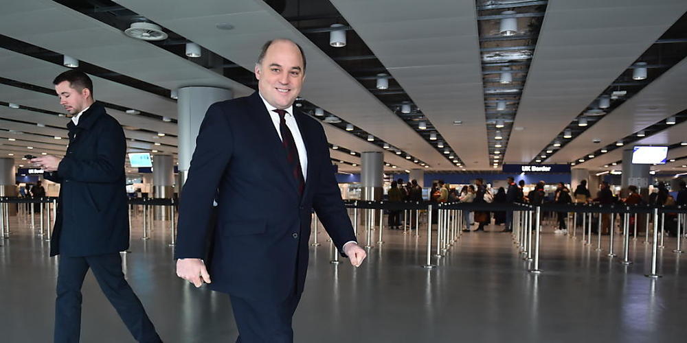 Großbritanniens Verteidigungsminister Ben Wallace: «Dieses neue britische Unterstützungspaket wird der Ukraine helfen, Land und Gebäude sicher zu räumen, während sie ihr rechtmäßiges Territorium zurückerobert.» Foto: Peter Powell/PA Wire/dpa