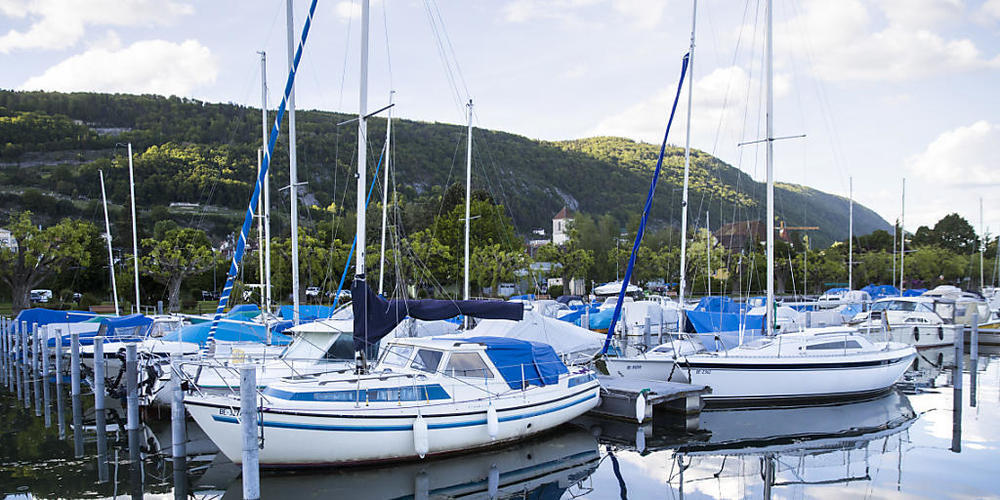 Boote im Hafen von La Neuveville BE im Mai 2017. Der schwere Unfall im Hafenbecken hat ein juristisches Nachspiel. (Archiv)