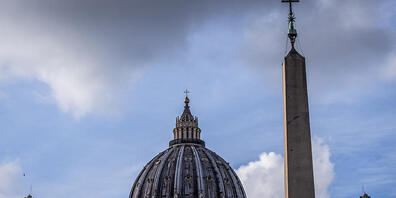 Eine Gesamtansicht des Petersdoms in der Vatikanstadt. 24 Stunden nach Bekanntwerden der Nachricht, dass der emeritierte Papst Benedikt XVI. sehr krank sein soll, wirkt auf dem Petersplatz nichts wie Ausnahmezustand. Foto: Oliver Weiken/dpa