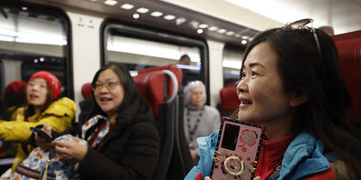 Chinesische Touristinnen auf der Fahrt mit der Jungfraubahn. Derzeit müssen Reisende aus China wegen der Pandemie zuhause nicht mit strengeren Einreiseregeln in die Schweiz rechnen. (Archivbild)