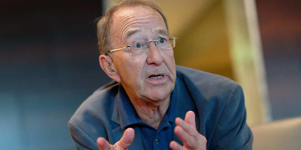ARCHIV - Der englische Historiker und Hitler-Biograf Ian Kershaw spricht bei einem Interview der Deutschen Presse-Agentur in Köln. Foto: Henning Kaiser/dpa