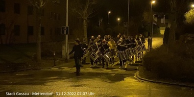Das Gossauer Mettendorf-Quartier kam dieses Jahr in den Genuss des Silvestertrommelns durch den Tambourenverein Fürstenland Gossau.