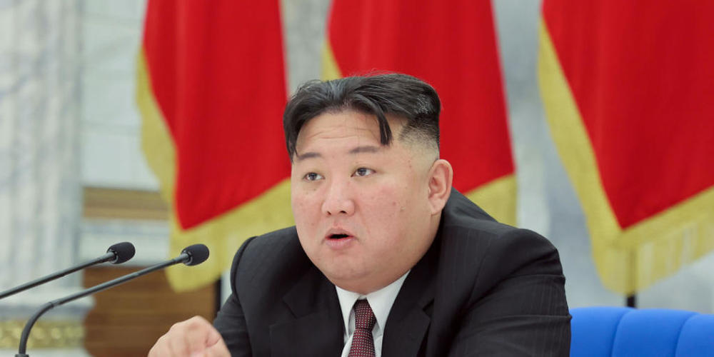 HANDOUT - Nordkoreas Machthaber Kim Jong Un lässt ballistische Raketen testen. Foto: -/KCNA/dpa