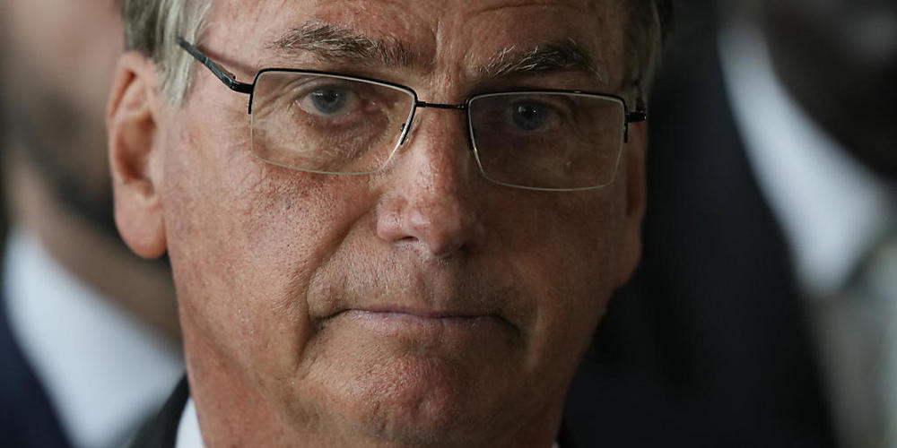 ARCHIV - Jair Bolsonaro, damaliger Präsident von Brasilien, spricht im Palacio da Alvorada. Foto: Eraldo Peres/AP/dpa